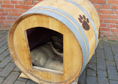 Hondenhok van wijnvat 20180331_134625